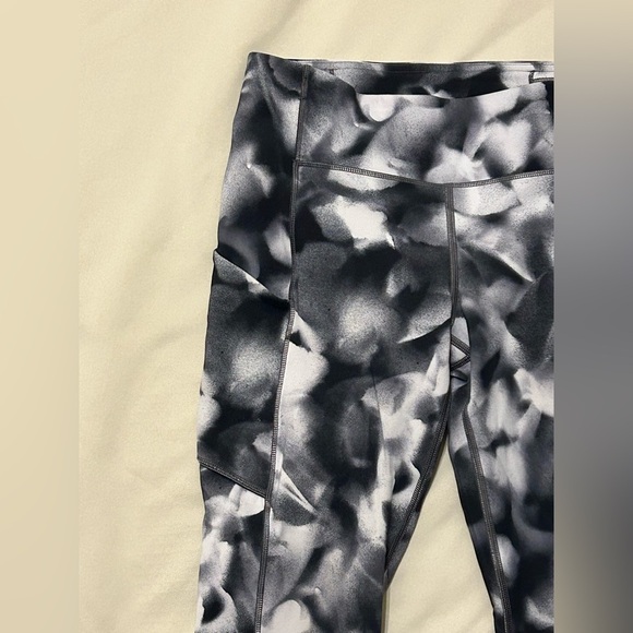 Lululemon Speed Up Crop 21" in Blush Blossom Alpine White Black - Size 6 - Picture 6 of 9